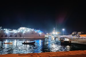Llegada de la Guardia Nacional Republicana (GNR) de Portugal al Puerto de Almería con dos embarcaciones remolcadas y alrededor de 30 inmigrantes.