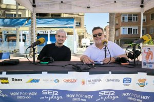 Riiki, cantante virgitano, posando junto a Alfredo Casas bajo el set de Cadena Ser. | Bego Cánovas