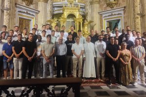 Foto de familia del Almería en la Patrona Virgen del Mar con la primera plantilla rojiblanca y una representación del filial y del equipo femenino