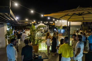 Ambiente en el cóctel celebrado por LA VOZ.