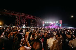 El Parque de las Almadrabillas recibió en la tarde noche de ayer la fiesta de bienvenida de Cooltural Fest.