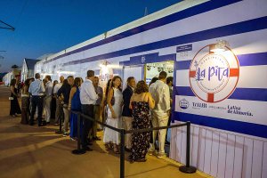 Cola a la entrada de la caseta La Pita.
