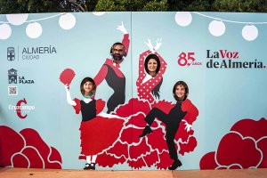 Una familia posando en el photocall de de Siente La Plaza, Cruzcampo, Ayuntamiento de Almería y LA VOZ en el Recinto Ferial.