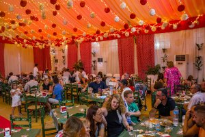 Ambientazo en la caseta El Trinquete durante la cena del primer sábado de Feria.
