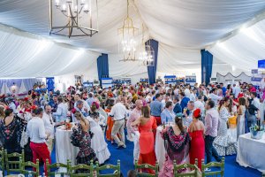 Ambientazo en la fiesta del domingo al medio día en La Pita.