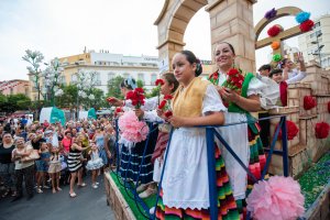 La tradicional Batalla de Flores en el centro de Almería