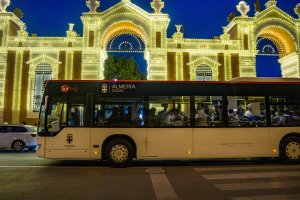 Un autobús de Surbus-ALSA frente a la emblemática portada de la Feria de Almería.