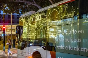 Reflejo de la emblemática portada de la Feria de Almería en el autobús de ALSA.