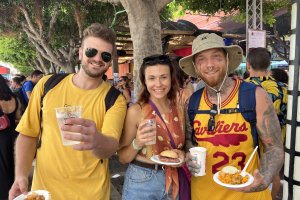 Iván, Laura y Jesús, dos madrileños y su amigo valenciano, quien estaba a punto de probar la paella almeriense.