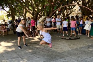Una niña salta a la comba en el parque Nicolás Salmerón, durante los juegos tradicionales infantiles de la Feria de Almería.