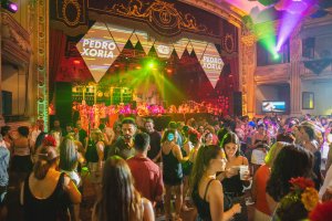 Ambientazo en la fiesta de Feria de Kuver Producciones en el Teatro Cervantes este jueves.