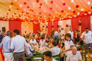 Ambientazo el jueves de Feria en la caseta El Trinquete los Cabales.