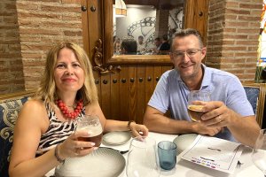 Milena y Pepe, desde Cúllar y Fines, brindando con una cerveza por sus 25 años de amor.