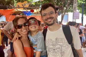 Claudia y Marcos con su hijo Marcelo, disfrazado de Flash, en el ambigú de Burana.