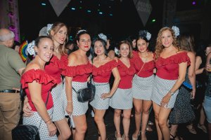 Grupo de grupo de amigas \"Only women\" disfrutando de su tarde de Feria en la fiesta de Kuver en Cervantes.