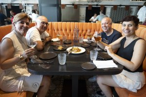 Betsabé Requena, Juanjo Cholbi, Miguel Giménez y Mar Lluécar disfrutando del último día de Feria en Alquímico.