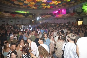 Ambientazo en el último día de Feria en la fiesta de Kuver Producciones en el Cervantes.