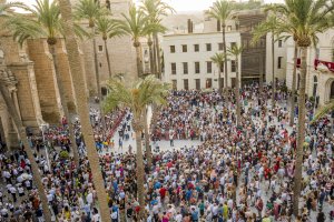 La plaza de la Catedral, llena en la salida de la Virgen del Mar.