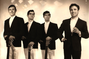 Juan José preparado para actuar con tres de sus guitarras.