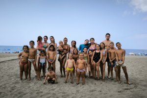 Animadores de Decroly Kids posando ante la cámara de La Voz con los niños que han jugado durante la emisión del programa,