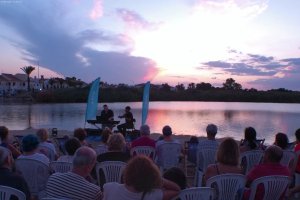 El atardecer en la Laguna de Vera Playa.