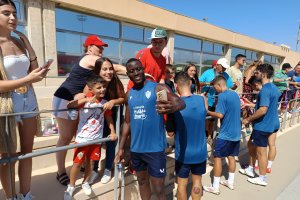 Dion Lopy fue de los primeros en acudir para echarse fotos.