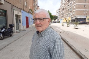 Manolo camino del Kiosko Luis Marín para iniciar la mañana con churros.