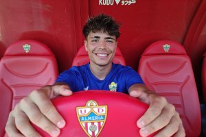 La estrella del Almería con LA VOZ y Cadena SER en el banquillo de Rubi.