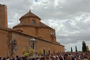 Multitudinaria salida de la Virgen del Saliente.