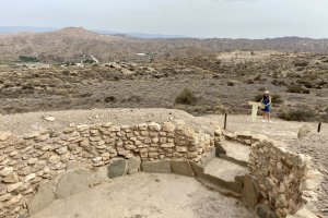 Una visitante canaria observa una parte de los restos arqueológicos de Los Millares.