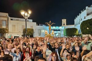 Miles de personas, junto al Cristo de la Luz, ante el espectáculo de pólvora que ofrece Dalías.