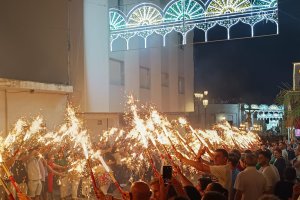 Bengalas y, al fondo, el Cristo de la Luz.