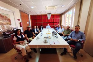 Suscriptores digitales junto a Pedro M. de la Cruz, el director de LA VOZ, y Manuel León, redactor jefe.