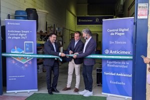 Corte de cinta, de la nueva sede de Anticimex en Vera.