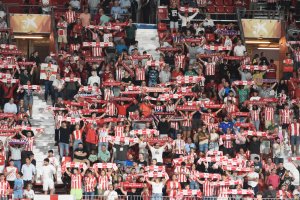 Cantando el himno del Almería.