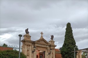 La puerta del cementerio no se ha visto alterada.