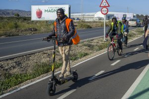 Trabajadores del campo almeriense regresando de los invernaderos.
