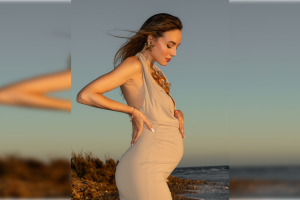 Ana Márquez disfruta de su embarazo en la plaza de El Zapillo. Foto de Yulia Dillacova.