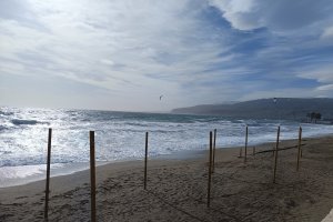 La zona de El Palmeral con las olas comiéndose la arena.
