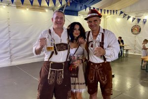 Dani, Luis y Ana, amigos disfrazados para meterse en el espíritu de la fiesta del Oktoberfest.