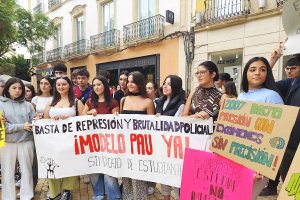 La manifestación ha salido desde Puerta de Purchena y ha finalizado en la Plaza de las Velas.