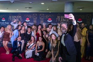 Selfie de Jesús Olmedo con las celebrities en la XI Premios Círculo Rojo 2024.