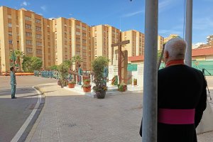 Momento del homenaje a los caídos bajo la mirada del capellán de La Legión