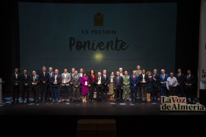 Los premiados, las autoridades que entregaron los galardones, dirigentes de LA VOZ, alcaldes y mandatarios del Ejército posan en el escenario.