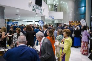 Los invitados, premiados y autoridades estuvieron disfrutando del cóctel al término de la gala de la XX edición de los Premios Poniente.