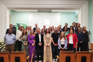 Foto de familia de los graduados junto a las autoridades que presidieron la mesa inaugural.