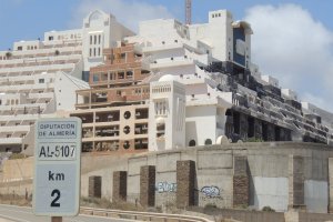 El cartel de la carretera en dirección Mojácar y su punto kilométrico con el hotel al fondo.