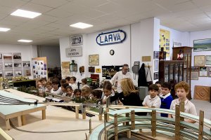 Los alumnos del colegio Compañía de María observan asombrados el funcionamiento de la gran maqueta del Museo del Ferrocarril.