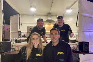 Jean Carlo Javi, Paqui y Jesús, de Impasto, una hamburguesería almeriense cuyas hamburguesas están recubiertas por un pan de masa madre recién horneado.