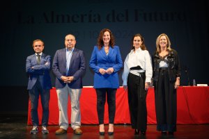 María del Mar Vázquez, José Antonio Otero Moreno, Carmen Galera, Valeriano Díaz Revilla y María del Mar Fernández, ponentes en la Almería del futuro, tras sus intervenciones.